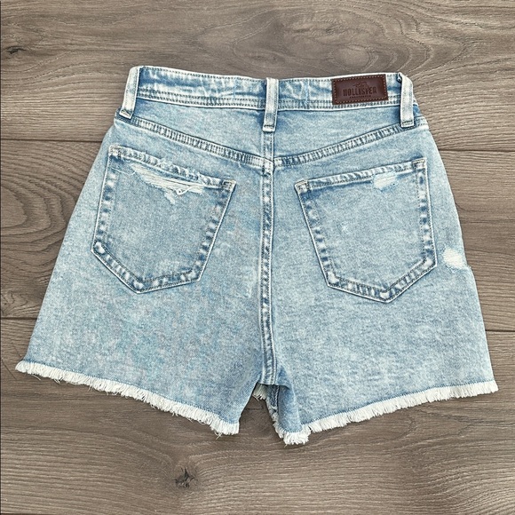 Hollister Curvy Ultra High Rise 3" Mom Frayed Stretch Blue Jean Shorts Size 24 - Picture 3 of 10
